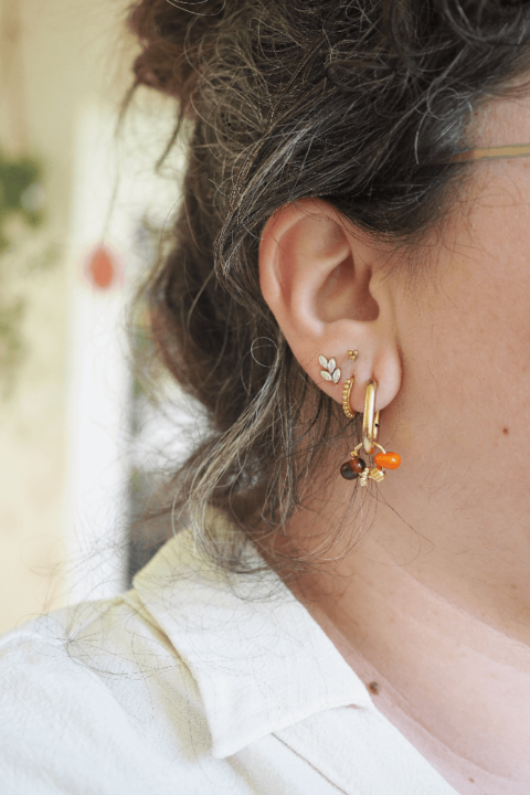 Boucle d'oreille Paulette bijoux artisanaux perle en verre filé ambre et orange