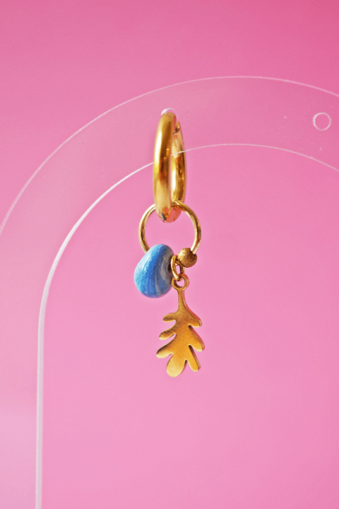 Boucle d'oreille Paulette bijoux artisanaux perle en verre filé bleu marbré