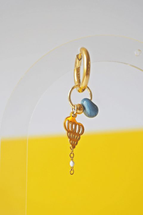 Boucle d'oreille Paulette bijoux artisanaux perle en verre filé bleu marbré coquillage