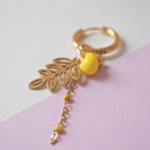 Boucle d'oreille Paulette bijoux artisanaux perle en verre filé jaune feuille