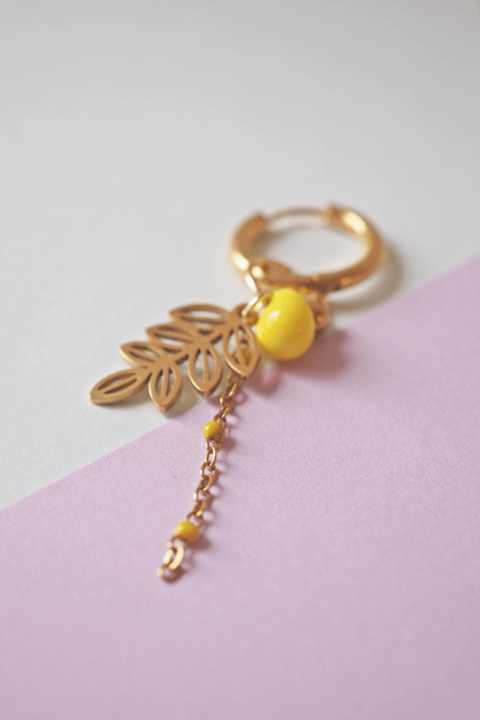 Boucle d'oreille Paulette bijoux artisanaux perle en verre filé jaune feuille