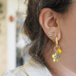 Boucle d'oreille Paulette bijoux artisanaux perle en verre filé jaune fleur