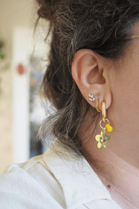 Boucle d'oreille Paulette bijoux artisanaux perle en verre filé jaune fleur