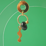 Boucle d'oreille Paulette bijoux artisanaux perle en verre filé noir vague
