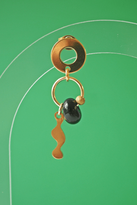 Boucle d'oreille Paulette bijoux artisanaux perle en verre filé noir vague