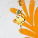 Boucle d'oreille Paulette bijoux artisanaux perle en verre filé olive feuille
