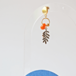 Boucle d'oreille Paulette bijoux artisanaux perle en verre filé orange feuille 2