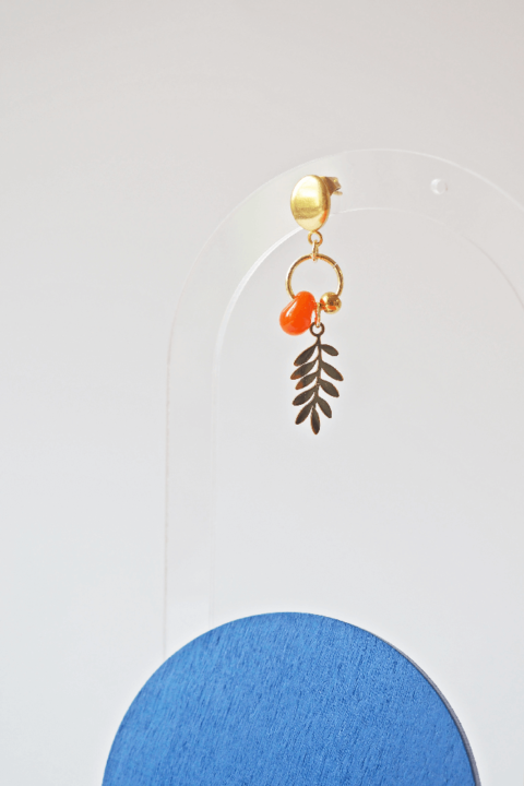 Boucle d'oreille Paulette bijoux artisanaux perle en verre filé orange feuille 2