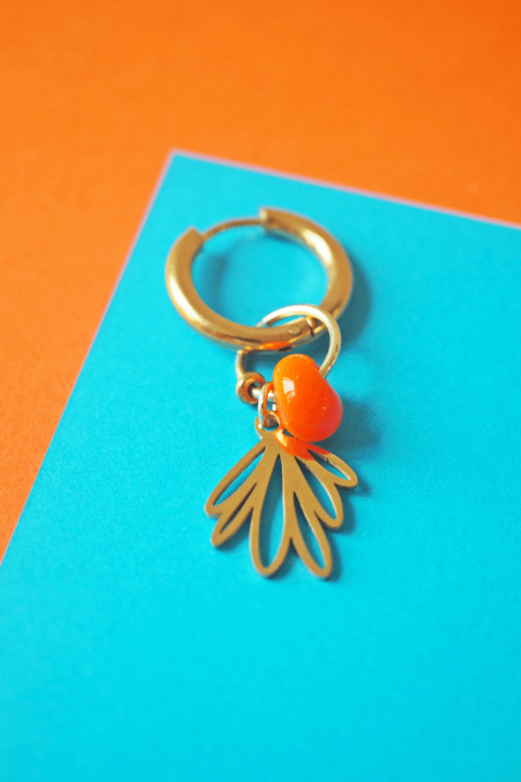 Boucle d'oreille Paulette bijoux artisanaux perle en verre filé orange feuille
