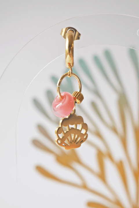 Boucle d'oreille Paulette bijoux artisanaux perle en verre filé rose coquillage