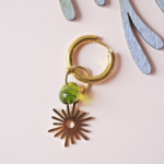 Boucle d'oreille Paulette bijoux artisanaux perle en verre filé vert soleil