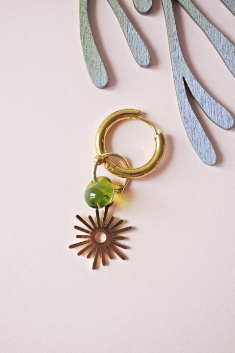 Boucle d'oreille Paulette bijoux artisanaux perle en verre filé vert soleil