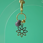 Boucle d'oreille Paulette bijoux artisanaux perle en verre filé violet fleur