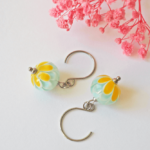 Boucles d'oreilles Lotus perle en verre filé bijou artisanal Bleu clair orange