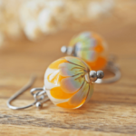 Boucles d'oreilles Lotus perle en verre filé bijou artisanal M4
