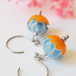 Boucles d'oreilles Lotus perle en verre filé bijou artisanal bleu orange