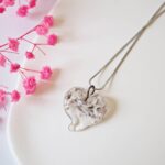 Collier Coeur perle en verre filé bijoux artisanaux gris