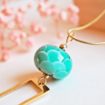 Collier Ecailles perle en verre filé bijoux artisanaux Galapagos