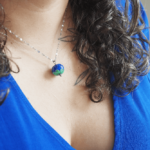 Collier mini lotus perle en verre filé bijoux artisanaux bleu vert