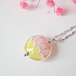 Collier mini lotus perle en verre filé bijoux artisanaux lentille