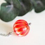 Collier mini lotus perle en verre filé bijoux artisanaux rouge 2