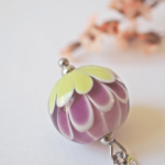 Collier mini lotus perle en verre filé bijoux artisanaux vert violet
