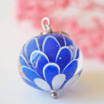Collier pendentif Lotus perle en verre filé bijou artisanal bleu blanc