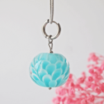 Collier pendentif Lotus perle en verre filé bijou artisanal bleu clair