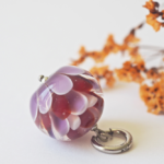 collier lotus perle en verre filé pendentif fleur pétal artisanat