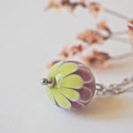 Collier lotus perle en verre filé pendentif fleur pétal artisanat