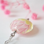 Collier mini lotus perle en verre filé pendentif fleur pétal artisanat