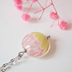 Collier mini lotus perle en verre filé pendentif fleur pétal artisanat