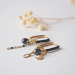 boucles d'oreilles créoles unité asymétrique paulette goutte perle verre filé bijoux fun coloré pampille