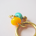 boucles d'oreilles créoles unité asymétrique paulette goutte perle verre filé bijoux fun coloré pampille
