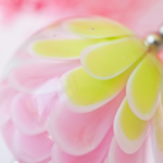 collier lotus perle en verre filé pendentif fleur pétal artisanat