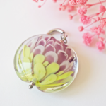 collier lotus perle en verre filé pendentif fleur pétal artisanat