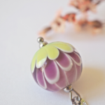 Collier lotus perle en verre filé pendentif fleur pétal artisanat