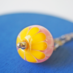 Collier lotus perle en verre filé pendentif fleur pétal artisanat