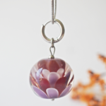 collier lotus perle en verre filé pendentif fleur pétal artisanat