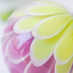 collier lotus perle en verre filé pendentif fleur pétal artisanat