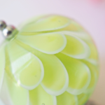 collier lotus perle en verre filé pendentif fleur pétal artisanat