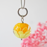 collier lotus perle en verre filé pendentif fleur pétal artisanat