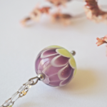 Collier lotus perle en verre filé pendentif fleur pétal artisanat
