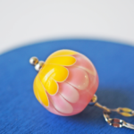 Collier lotus perle en verre filé pendentif fleur pétal artisanat