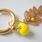 boucles d'oreilles créoles unité asymétrique paulette goutte perle verre filé bijoux fun coloré pampille