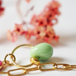 boucles d'oreilles créoles unité asymétrique paulette goutte perle verre filé bijoux fun coloré pampille