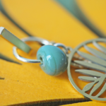 boucles d'oreilles créoles unité asymétrique paulette goutte perle verre filé bijoux fun coloré pampille