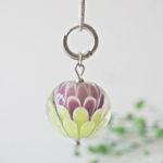 collier lotus perle en verre filé pendentif fleur pétal artisanat