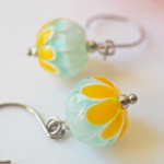 boucles d'oreilles lotus perle en verre filé pendentif fleur pétal artisanat