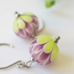 boucles d'oreilles lotus perle en verre filé pendentif fleur pétal artisanat